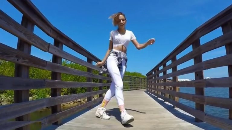 Shuffle Tänzerin auf einer Brücke